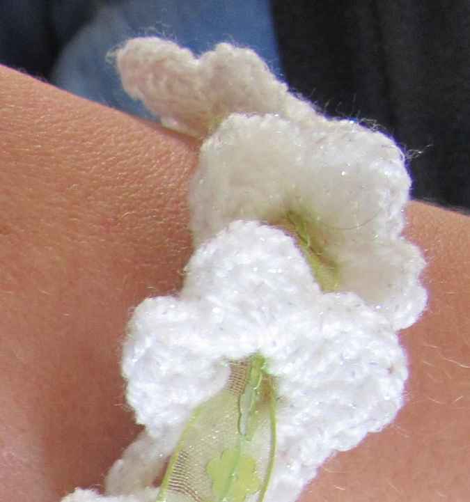 large image of art item: accessory – bracelet flowers white
