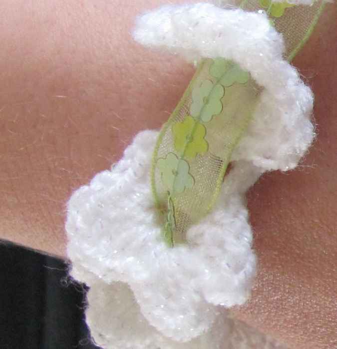 large image of art item: accessory – bracelet flowers white