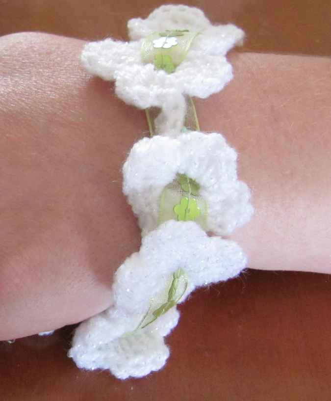 large image of art item: accessory – bracelet flowers white