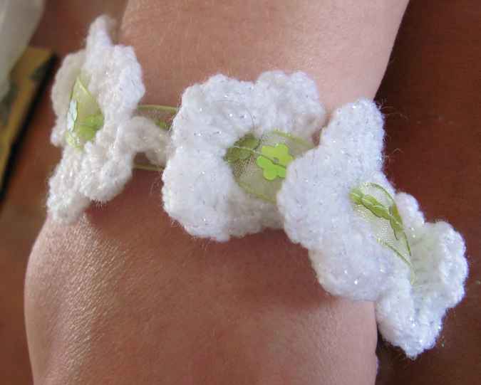 large image of art item: accessory – bracelet flowers white
