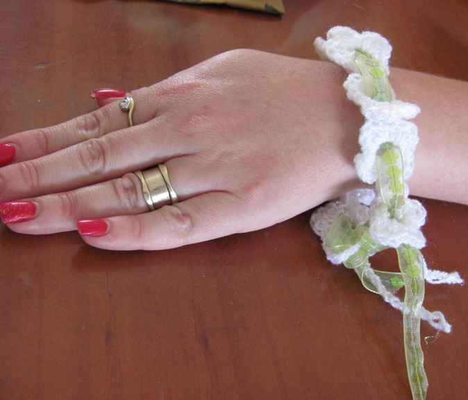 large image of art item: accessory – bracelet flowers white