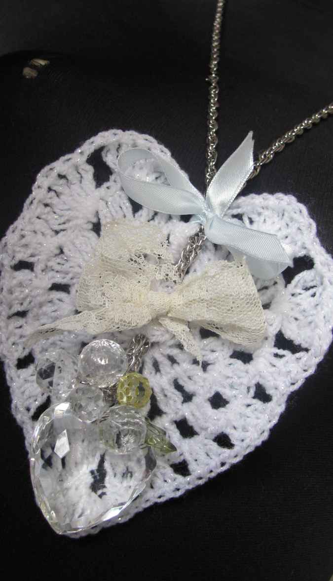 large image of art item: accessory – heart white