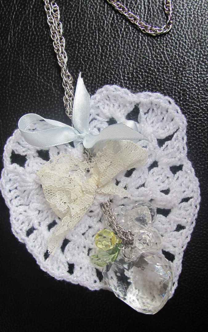 large image of art item: accessory – heart white
