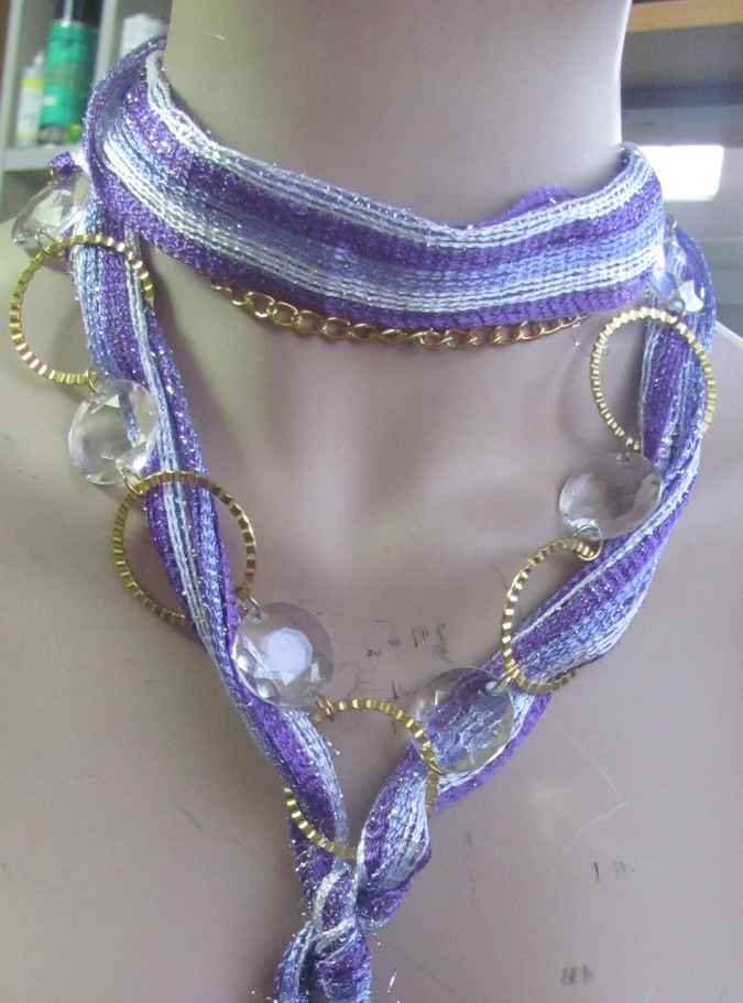 large image of art item: accessory – necklace rings golden diamonds