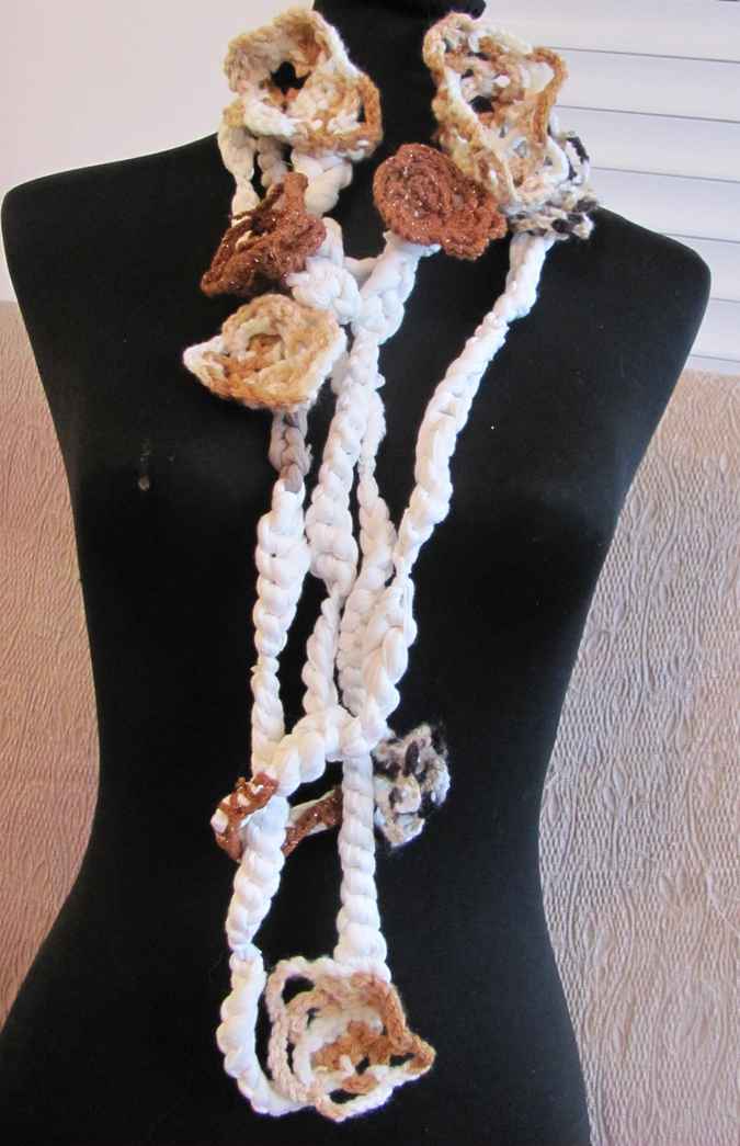 large image of art item: accessory – chestpiece necklace crochet white flowers crochet