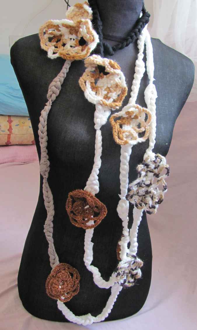 large image of art item: accessory – chestpiece necklace crochet white flowers crochet