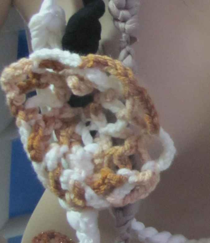 large image of art item: accessory – chestpiece necklace crochet white flowers crochet