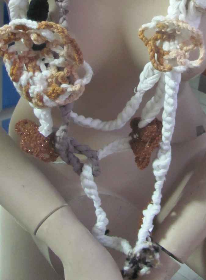large image of art item: accessory – chestpiece necklace crochet white flowers crochet