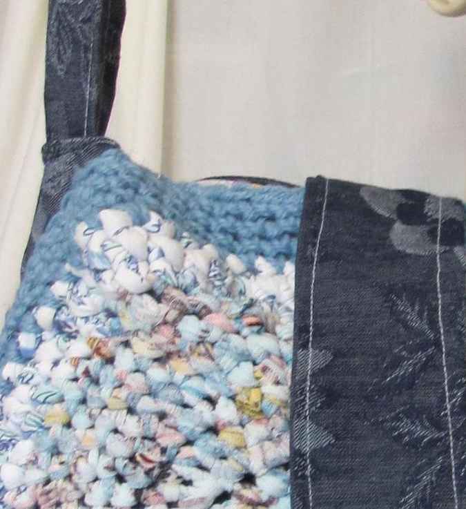 large image of art item: bag – button blue crochet disc
