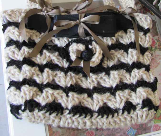 large image of art item: bag – crochet black and white