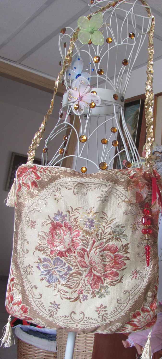 large image of art item: bag – embroidery flowers red blue