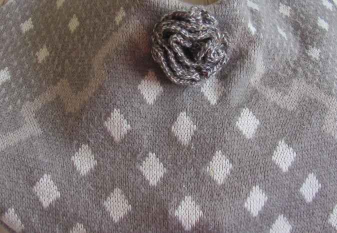 large image of art item: bag – gray diamonds white crochet flower