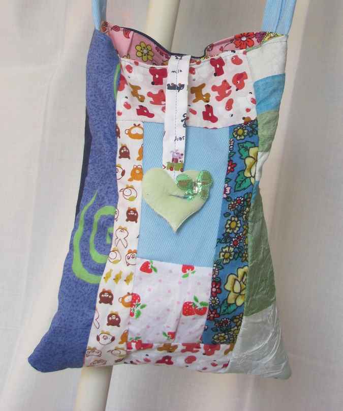 large image of art item: bag – heart green