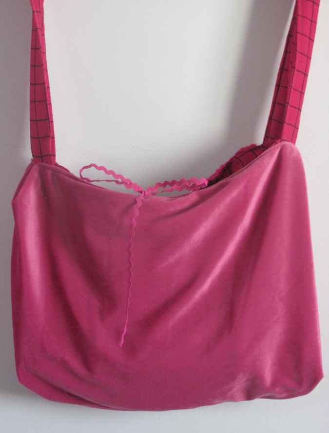 large image of art item: bag – pink with crochet