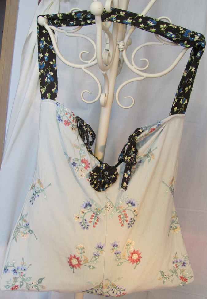 large image of art item: bag – white flower needlework