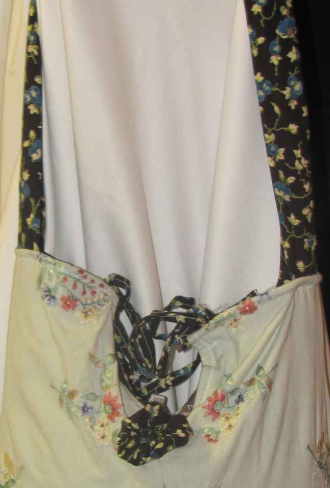 large image of art item: bag – white flower needlework