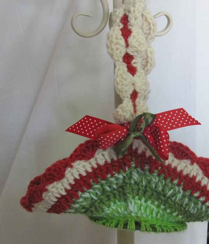 large image of art item: decor – crochet red white green